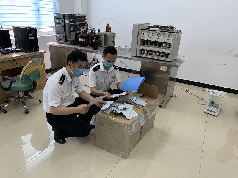 圖為黃驊港海關(guān)關(guān)員查驗出口份子篩包20200608翟華東攝.jpg